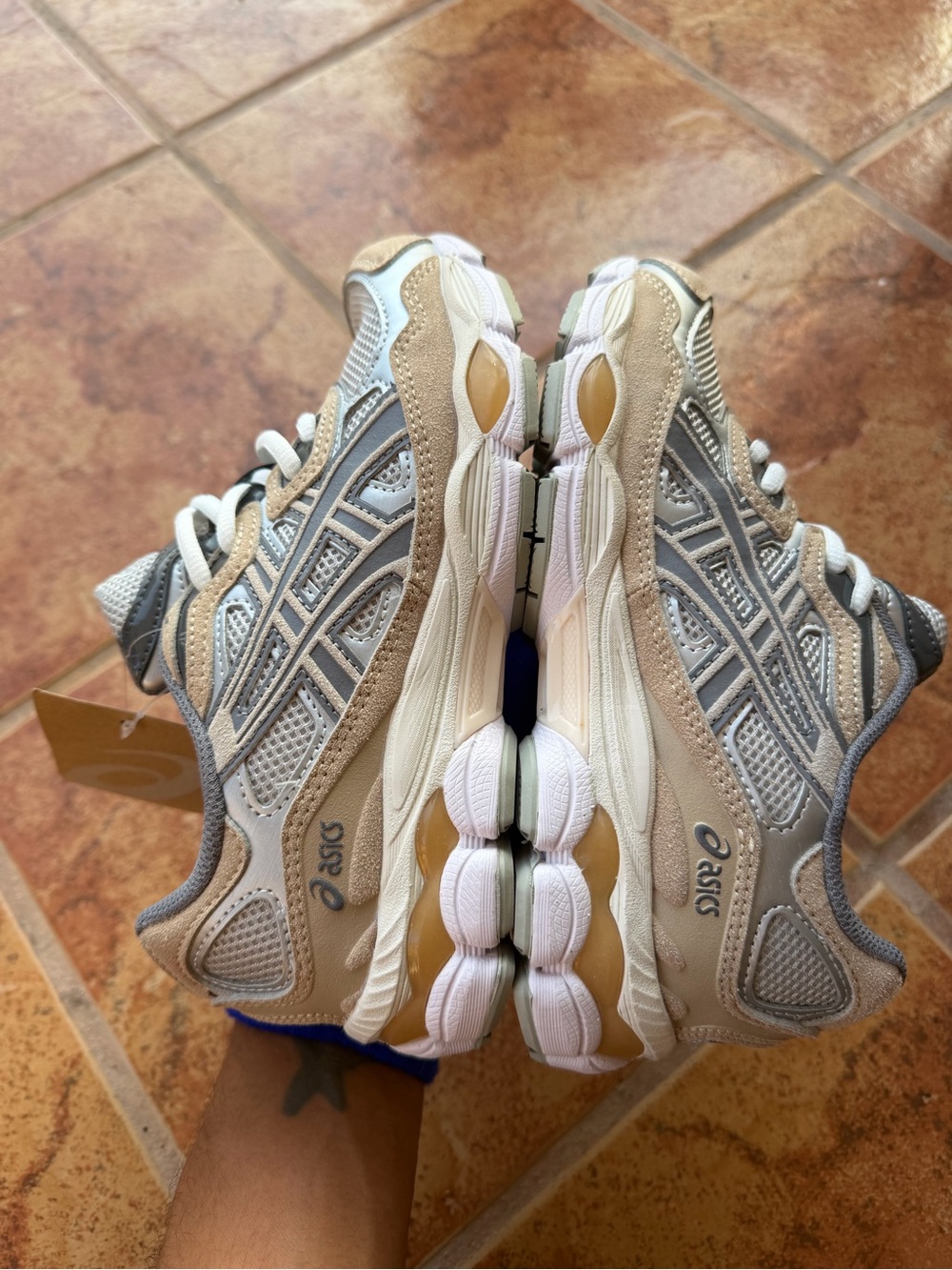 Size 6 Men’s And Women’s 7.5 - Asics Gel NYC Beige and Gray Sneakers - Picture 5 of 7